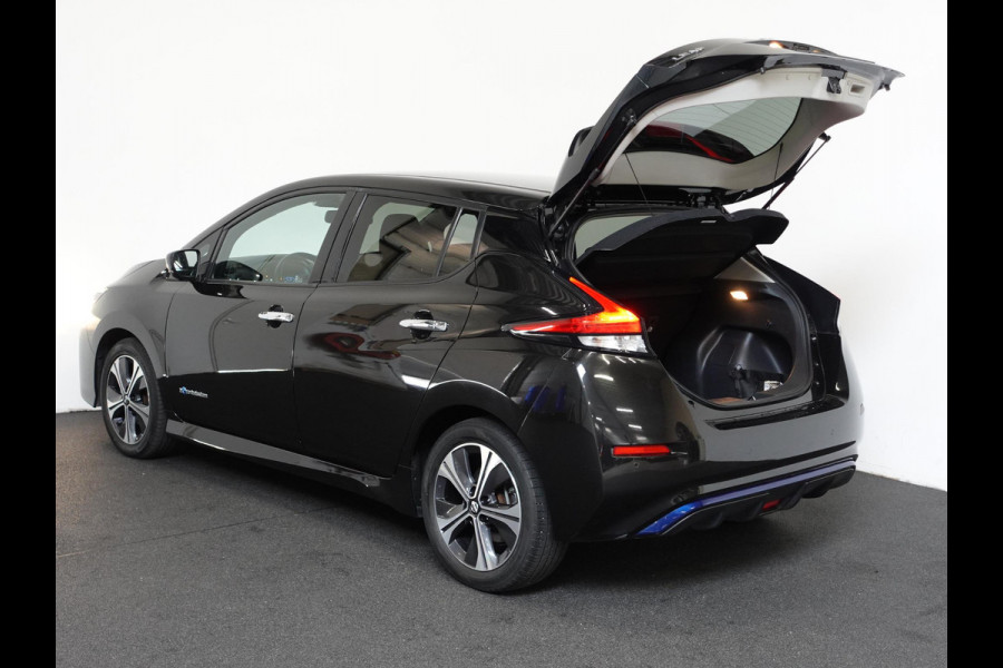 Nissan Leaf N-Connecta 40 kWh Navigatie Bluetooth Cruise Control Lichtmetalen Velgen Nissan Leaf N-Connecta 40 kWh Navigatie Bluetooth Cruise Control Lichtmetalen Velgen