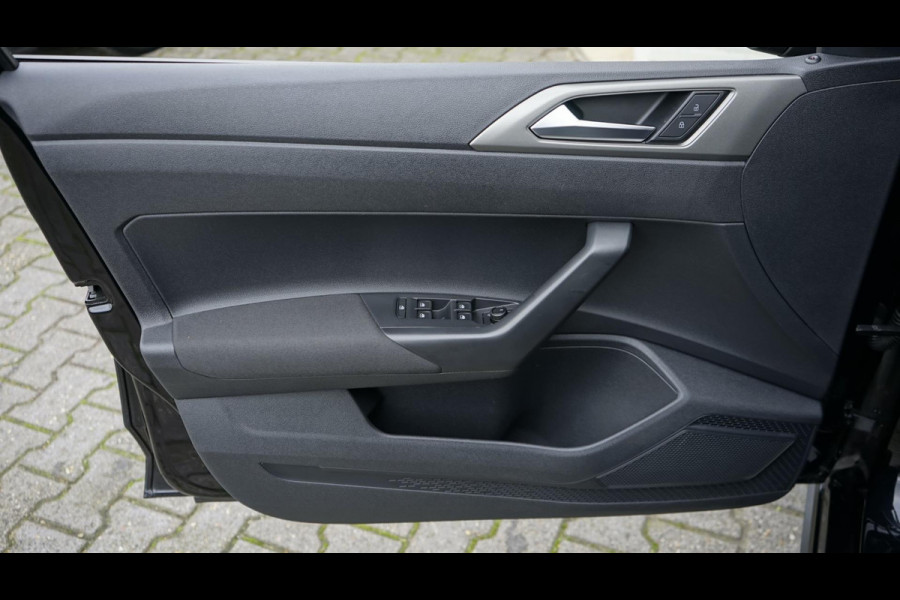 Volkswagen Polo 1.0 TSI R-Line AUTOMAAT-ACC-CARPLAY-CLIMA-FULL LED-NAVIGATIE-STOELVERWARMING Volkswagen Polo 1.0 TSI R-Line AUTOMAAT-ACC-CARPLAY-CLIMA-FULL LED-NAVIGATIE-STOELVERWARMING