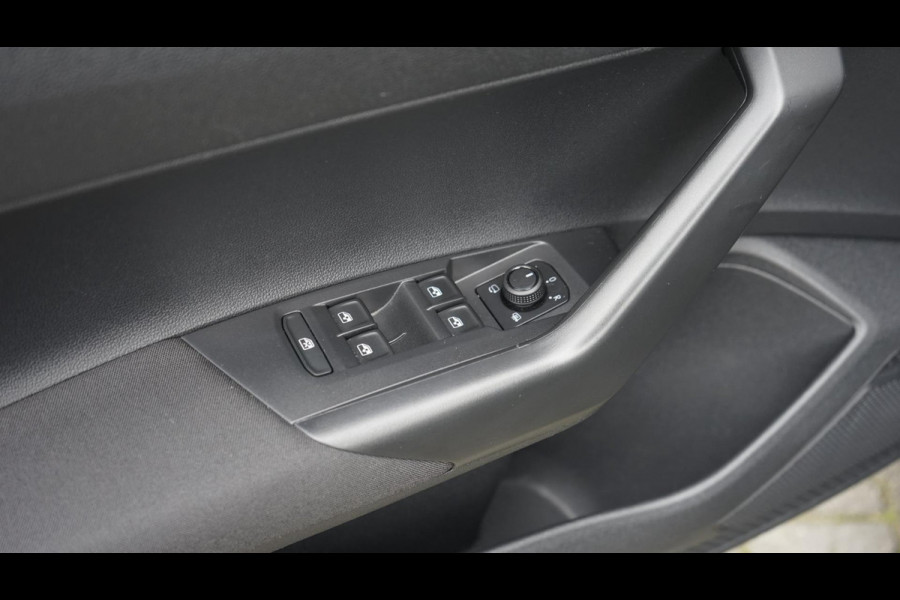 Volkswagen Polo 1.0 TSI R-Line AUTOMAAT-ACC-CARPLAY-CLIMA-FULL LED-NAVIGATIE-STOELVERWARMING Volkswagen Polo 1.0 TSI R-Line AUTOMAAT-ACC-CARPLAY-CLIMA-FULL LED-NAVIGATIE-STOELVERWARMING