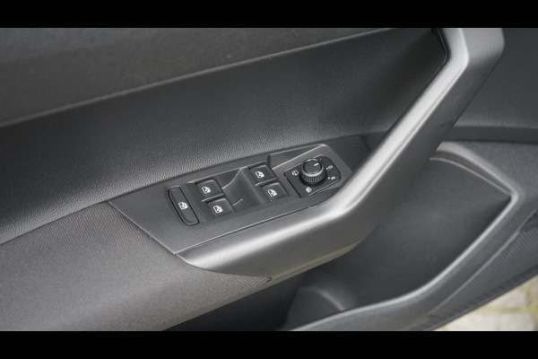 Volkswagen Polo 1.0 TSI R-Line AUTOMAAT-ACC-CARPLAY-CLIMA-FULL LED-NAVIGATIE-STOELVERWARMING Volkswagen Polo 1.0 TSI R-Line AUTOMAAT-ACC-CARPLAY-CLIMA-FULL LED-NAVIGATIE-STOELVERWARMING