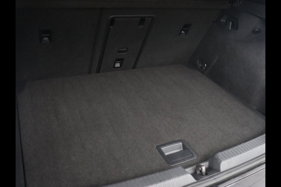 Volkswagen Golf 1.5 TSI R-Line | Panoramadak | Carplay | Sportstoelen | Navigatie | Adaptive cruise | Parkeerhulp | File Assistent | Full LED