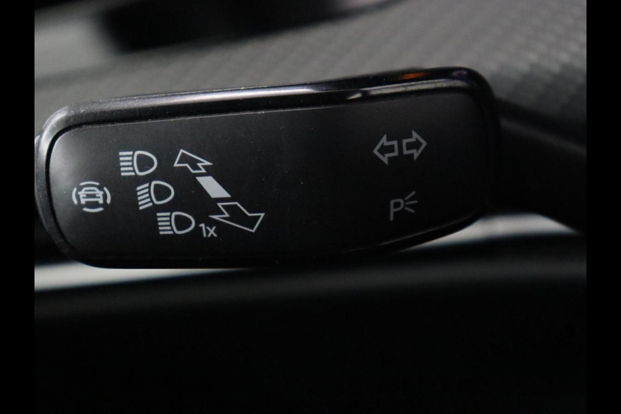 Volkswagen Golf 1.5 TSI R-Line | Panoramadak | Carplay | Sportstoelen | Navigatie | Adaptive cruise | Parkeerhulp | File Assistent | Full LED