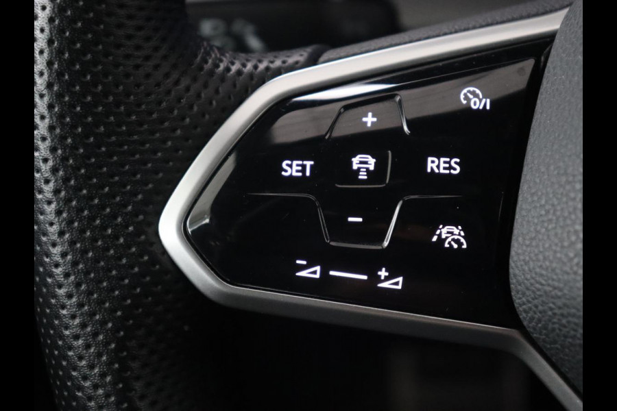 Volkswagen Golf 1.5 TSI R-Line | Panoramadak | Carplay | Sportstoelen | Navigatie | Adaptive cruise | Parkeerhulp | File Assistent | Full LED