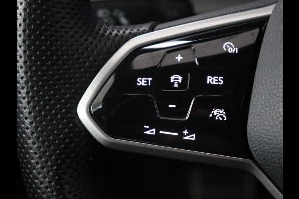 Volkswagen Golf 1.5 TSI R-Line | Panoramadak | Carplay | Sportstoelen | Navigatie | Adaptive cruise | Parkeerhulp | File Assistent | Full LED