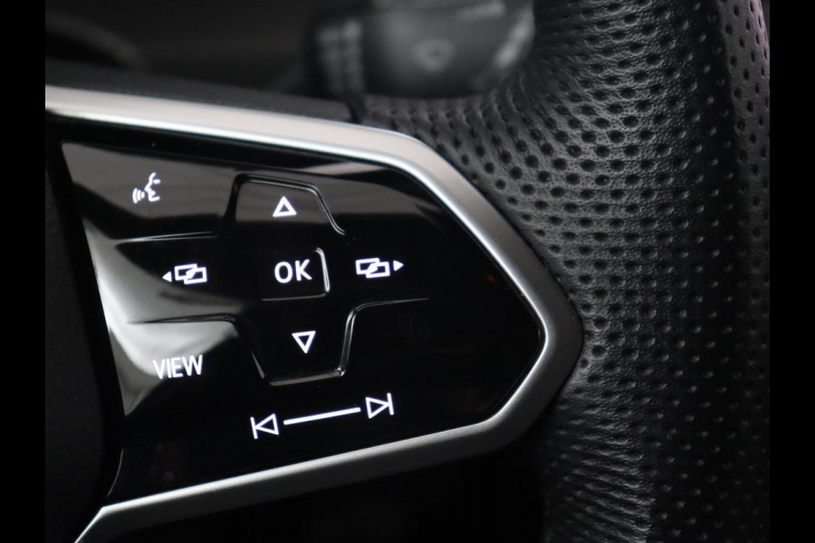 Volkswagen Golf 1.5 TSI R-Line | Panoramadak | Carplay | Sportstoelen | Navigatie | Adaptive cruise | Parkeerhulp | File Assistent | Full LED