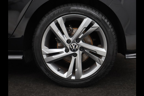 Volkswagen Golf 1.5 TSI R-Line | Panoramadak | Carplay | Sportstoelen | Navigatie | Adaptive cruise | Parkeerhulp | File Assistent | Full LED