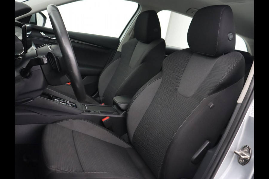 Škoda Octavia 1.0 e-TSI Business Edition | Stoelverwarming | Trekhaak | Camera | Carplay | Virtual Cockpit | Navigatie | Cruise control