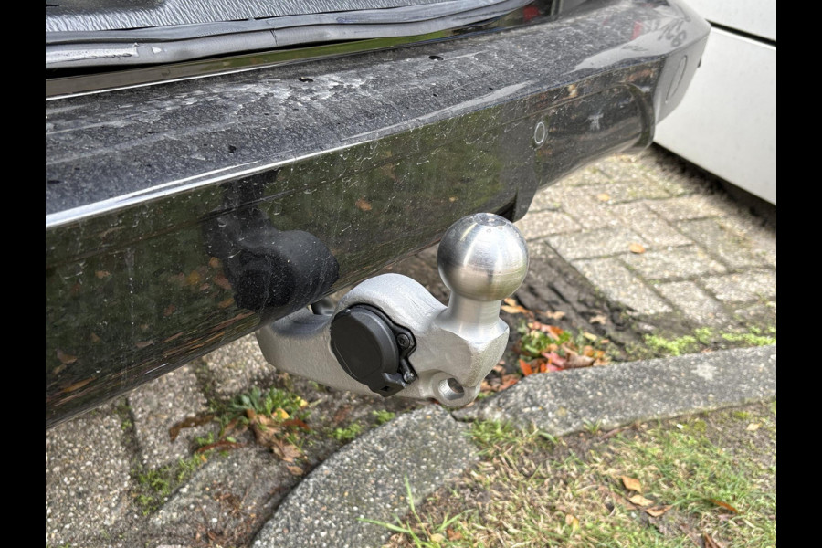 Ford Transit Custom 320 2.5 PHEV L2H1 Sport DC | SCI | 233pk | | Dubbele Cabine | Dubbele zijschuifdeur | Inklapbare trekhaak | 19 inch lichtmetalen Sport velgen (mat zwart) | Verwarmbaar stuurwiel | Navigatie systeem