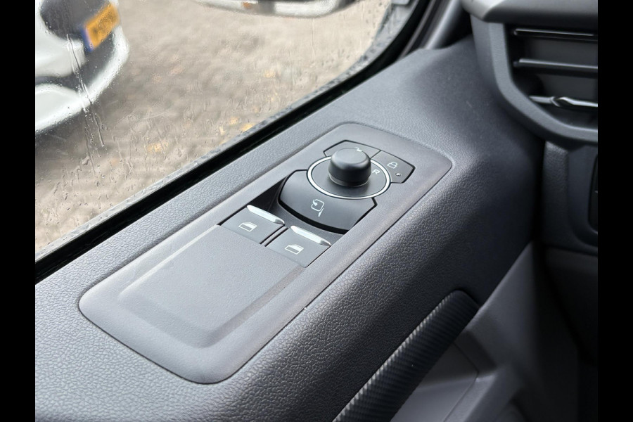 Ford Transit Custom 320 2.5 PHEV L2H1 Sport DC | SCI | 233pk | | Dubbele Cabine | Dubbele zijschuifdeur | Inklapbare trekhaak | 19 inch lichtmetalen Sport velgen (mat zwart) | Verwarmbaar stuurwiel | Navigatie systeem