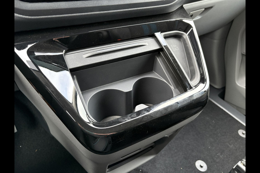 Ford Transit Custom 320 2.5 PHEV L2H1 Sport DC | SCI | 233pk | | Dubbele Cabine | Dubbele zijschuifdeur | Inklapbare trekhaak | 19 inch lichtmetalen Sport velgen (mat zwart) | Verwarmbaar stuurwiel | Navigatie systeem