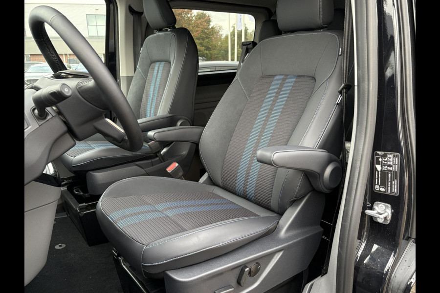 Ford Transit Custom 320 2.5 PHEV L2H1 Sport DC | SCI | 233pk | | Dubbele Cabine | Dubbele zijschuifdeur | Inklapbare trekhaak | 19 inch lichtmetalen Sport velgen (mat zwart) | Verwarmbaar stuurwiel | Navigatie systeem