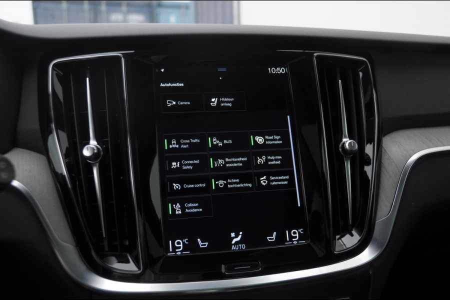 Volvo V60 T6 340PK Automaat Recharge AWD Inscription / Panoramadak / BLIS / Parkeersensoren met camera / Elektrische achterklep / Stoel - en stuurwielverwarming / Getint glas / Adaptieve cruise control Volvo V60 T6 340PK Automaat Recharge AWD Inscription / Panoramadak / BLIS / Parkeersensoren met camera / Elektrische achterklep / Stoel - en stuurwielverwarming / Getint glas / Adaptieve cruise control
