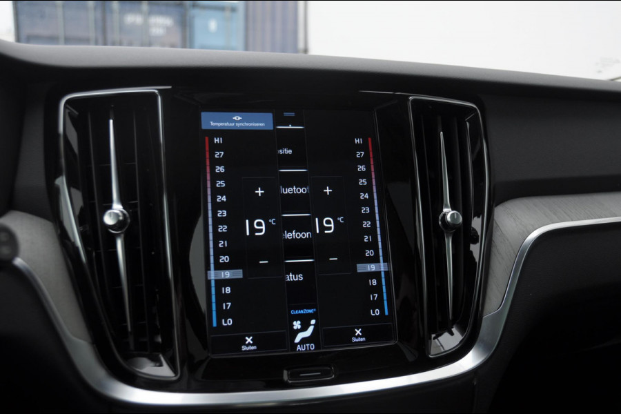 Volvo V60 T6 340PK Automaat Recharge AWD Inscription / Panoramadak / BLIS / Parkeersensoren met camera / Elektrische achterklep / Stoel - en stuurwielverwarming / Getint glas / Adaptieve cruise control Volvo V60 T6 340PK Automaat Recharge AWD Inscription / Panoramadak / BLIS / Parkeersensoren met camera / Elektrische achterklep / Stoel - en stuurwielverwarming / Getint glas / Adaptieve cruise control