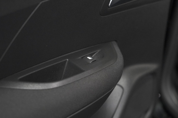 Peugeot 2008 PureTech 130 EAT8 Active | Parkeersensoren | Navigatie | Apple Carplay
