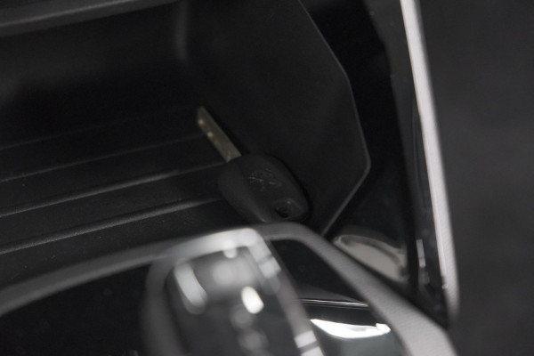 Peugeot 2008 PureTech 130 EAT8 Active | Parkeersensoren | Navigatie | Apple Carplay