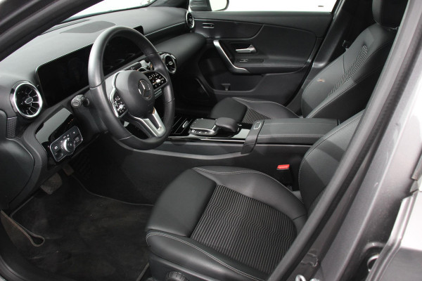 Mercedes-Benz A-Klasse 200 163pk Automaat Progressive Navigatie Camera Lane Assist Stoelverwarming LED DAB Keyless Go Lichtmetalen Velgen