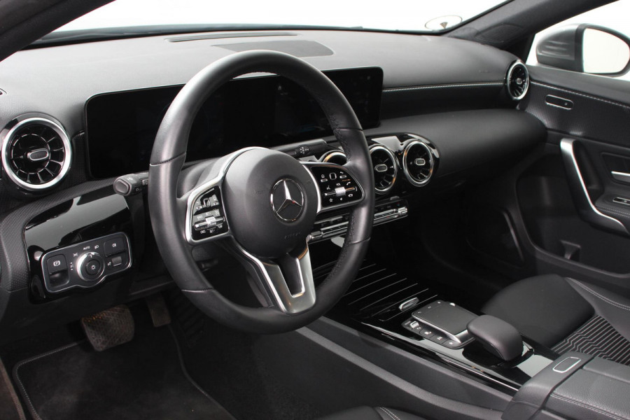 Mercedes-Benz A-Klasse 200 163pk Automaat Progressive Navigatie Camera Lane Assist Stoelverwarming LED DAB Keyless Go Lichtmetalen Velgen