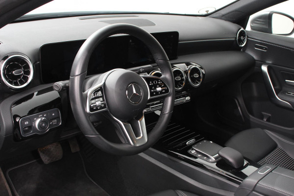 Mercedes-Benz A-Klasse 200 163pk Automaat Progressive Navigatie Camera Lane Assist Stoelverwarming LED DAB Keyless Go Lichtmetalen Velgen