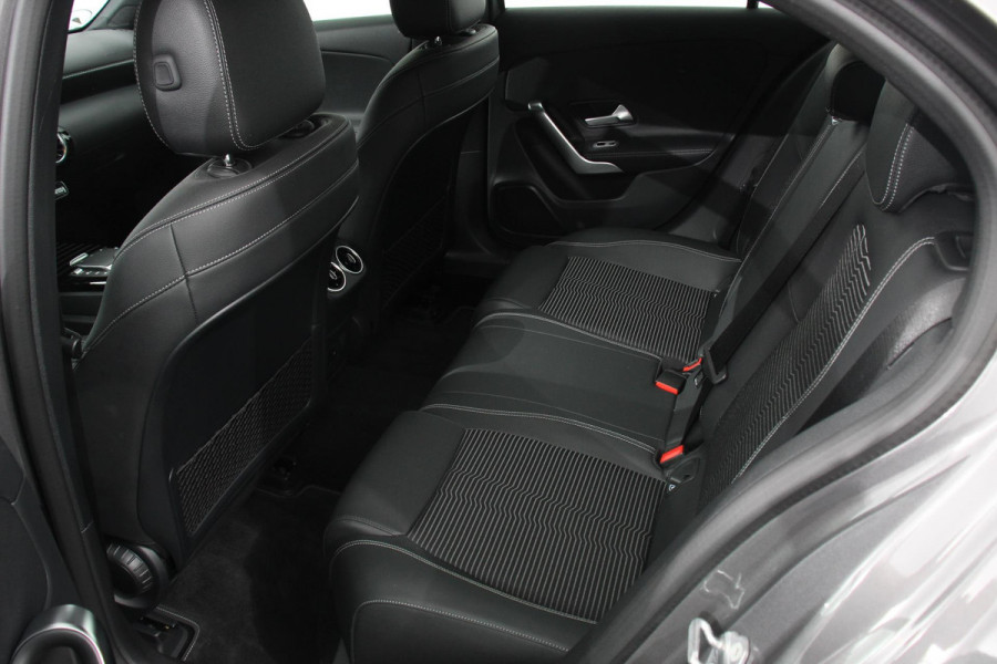 Mercedes-Benz A-Klasse 200 163pk Automaat Progressive Navigatie Camera Lane Assist Stoelverwarming LED DAB Keyless Go Lichtmetalen Velgen