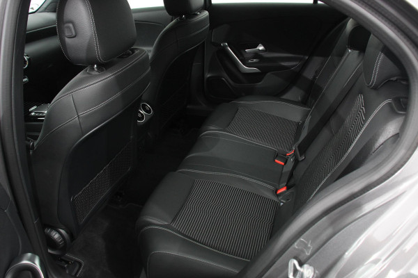 Mercedes-Benz A-Klasse 200 163pk Automaat Progressive Navigatie Camera Lane Assist Stoelverwarming LED DAB Keyless Go Lichtmetalen Velgen