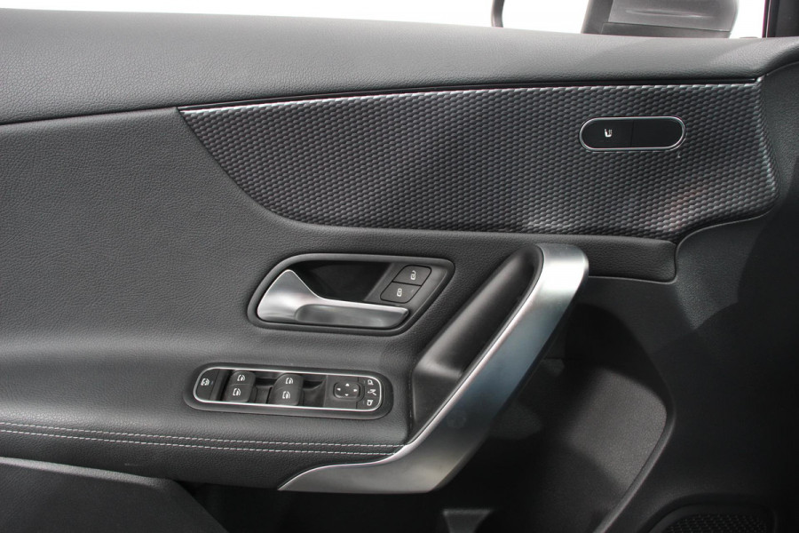 Mercedes-Benz A-Klasse 200 163pk Automaat Progressive Navigatie Camera Lane Assist Stoelverwarming LED DAB Keyless Go Lichtmetalen Velgen