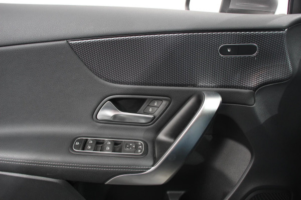 Mercedes-Benz A-Klasse 200 163pk Automaat Progressive Navigatie Camera Lane Assist Stoelverwarming LED DAB Keyless Go Lichtmetalen Velgen