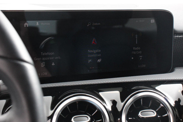 Mercedes-Benz A-Klasse 200 163pk Automaat Progressive Navigatie Camera Lane Assist Stoelverwarming LED DAB Keyless Go Lichtmetalen Velgen