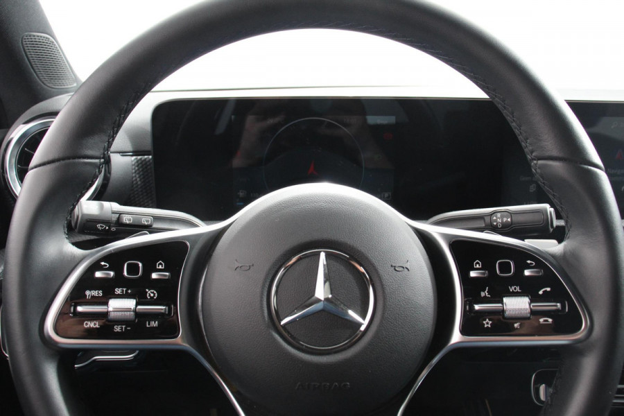 Mercedes-Benz A-Klasse 200 163pk Automaat Progressive Navigatie Camera Lane Assist Stoelverwarming LED DAB Keyless Go Lichtmetalen Velgen