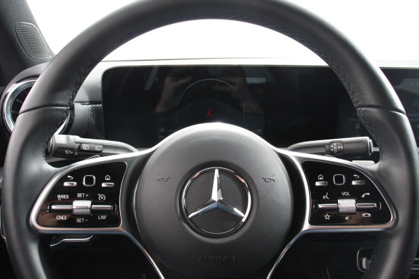 Mercedes-Benz A-Klasse 200 163pk Automaat Progressive Navigatie Camera Lane Assist Stoelverwarming LED DAB Keyless Go Lichtmetalen Velgen