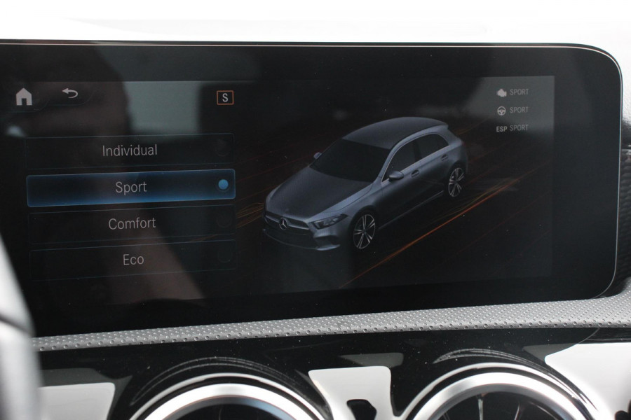 Mercedes-Benz A-Klasse 200 163pk Automaat Progressive Navigatie Camera Lane Assist Stoelverwarming LED DAB Keyless Go Lichtmetalen Velgen