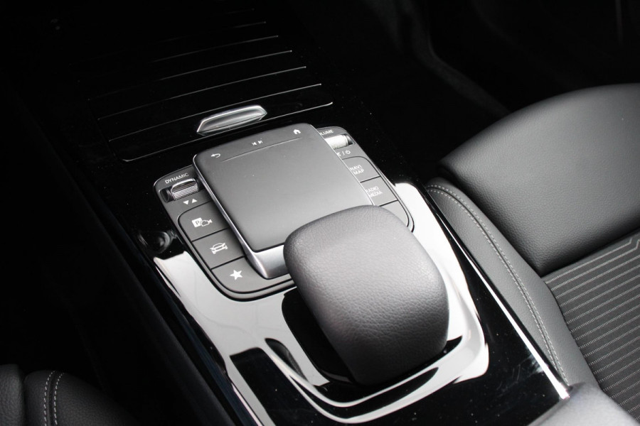 Mercedes-Benz A-Klasse 200 163pk Automaat Progressive Navigatie Camera Lane Assist Stoelverwarming LED DAB Keyless Go Lichtmetalen Velgen