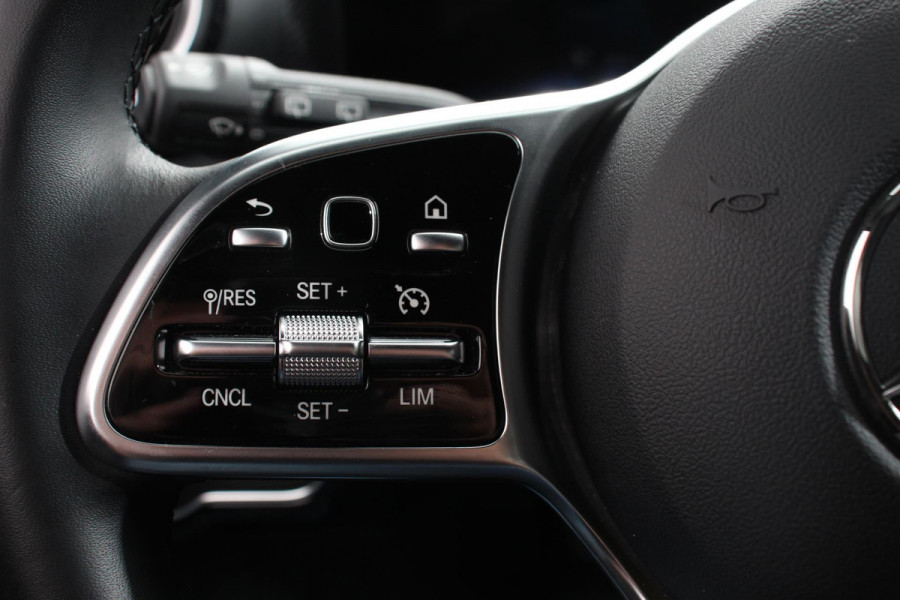 Mercedes-Benz A-Klasse 200 163pk Automaat Progressive Navigatie Camera Lane Assist Stoelverwarming LED DAB Keyless Go Lichtmetalen Velgen