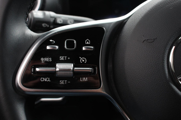 Mercedes-Benz A-Klasse 200 163pk Automaat Progressive Navigatie Camera Lane Assist Stoelverwarming LED DAB Keyless Go Lichtmetalen Velgen