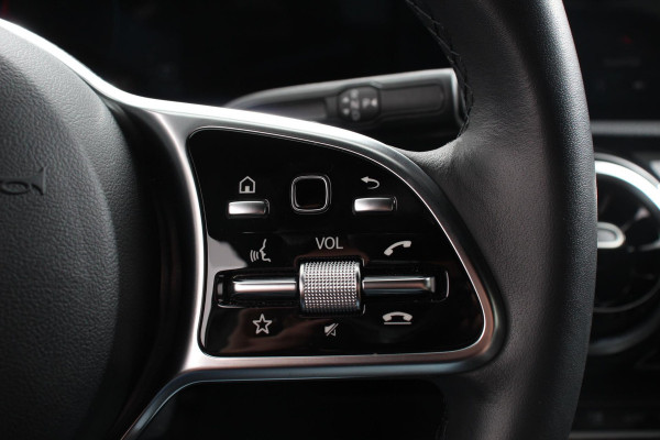 Mercedes-Benz A-Klasse 200 163pk Automaat Progressive Navigatie Camera Lane Assist Stoelverwarming LED DAB Keyless Go Lichtmetalen Velgen