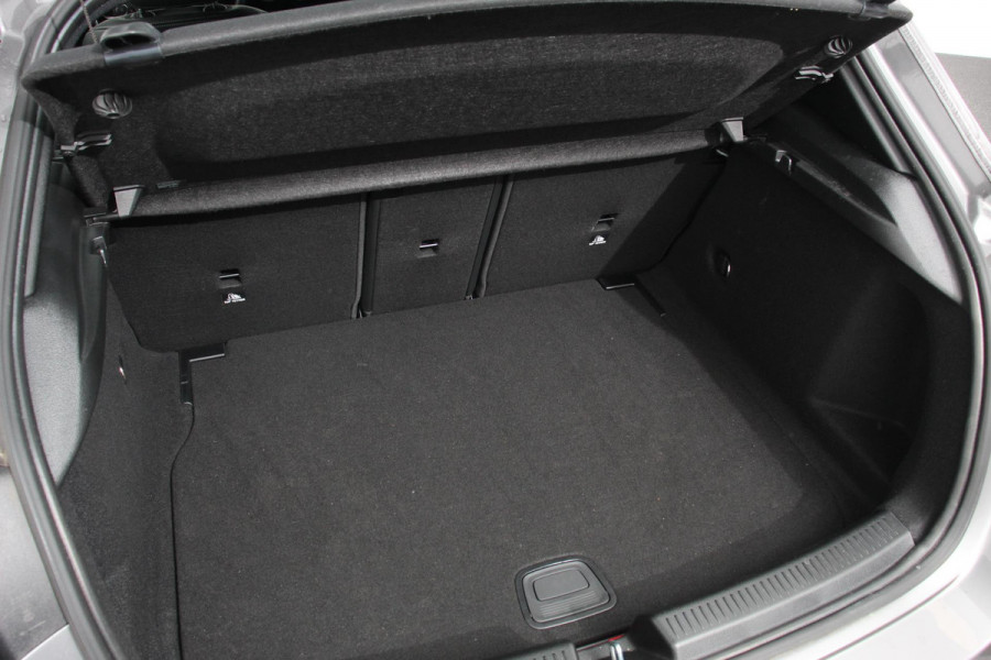 Mercedes-Benz A-Klasse 200 163pk Automaat Progressive Navigatie Camera Lane Assist Stoelverwarming LED DAB Keyless Go Lichtmetalen Velgen