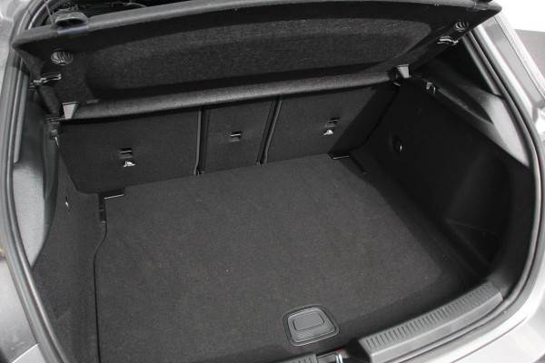 Mercedes-Benz A-Klasse 200 163pk Automaat Progressive Navigatie Camera Lane Assist Stoelverwarming LED DAB Keyless Go Lichtmetalen Velgen