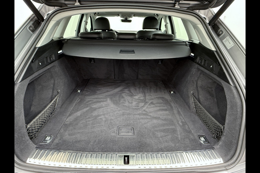 Audi e-tron 50 Quattro 313pk SOH 92% Leer Pano-dak Bang&Olufsen®-Hifi Memory Adaptieve Cruise Control Stoelverwarming DAB Elek.verst.Stoelen Led Elek.Achterklep Business Edition Plus 71kWh 1e Eigenaar Origineel Nederlandse Auto Nieuwprijs €75.963,- Audi e-tron 50 Quattro 313pk SOH 92% Leer Pano-dak Bang&Olufsen®-Hifi Memory Adaptieve Cruise Control Stoelverwarming DAB Elek.verst.Stoelen Led Elek.Achterklep Business Edition Plus 71kWh 1e Eigenaar Origineel Nederlandse Auto Nieuwprijs €75.963,-