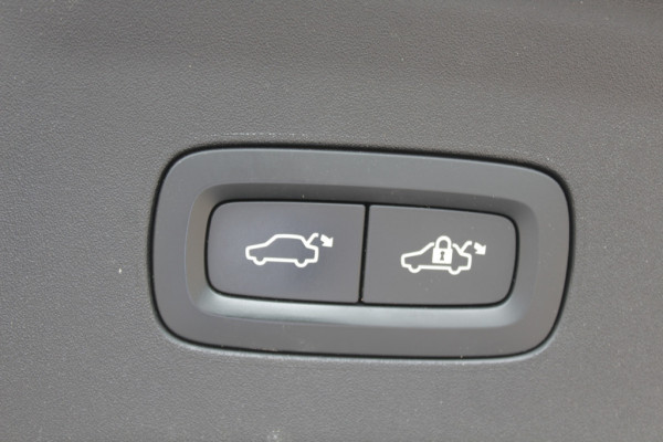 Polestar 2 Long Range Dual Motor Launch Edition 78kWh / Trekhaak / Panoramadak / 360Camera / ACC / Virtual Cockpit / Keyless / DAB / Stuurverwarming Polestar 2 Long Range Dual Motor Launch Edition 78kWh / Trekhaak / Panoramadak / 360Camera / ACC / Virtual Cockpit / Keyless / DAB / Stuurverwarming