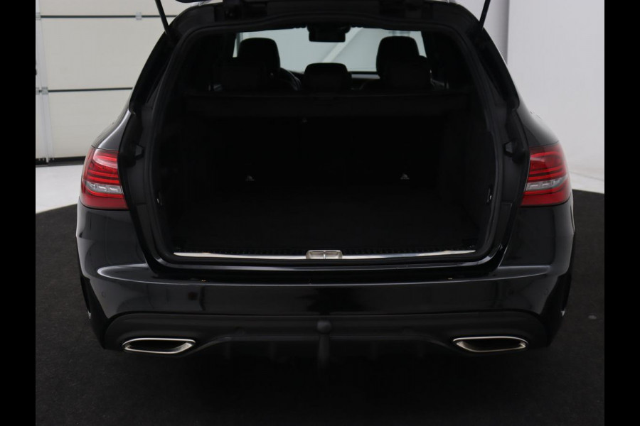 Mercedes-Benz C-Klasse 160 AMG Upgrade Edition | Trekhaak | Stoelverwarming | Night Pack | Carplay | Sfeerverlichting | Digital Cockpit | Leder/Alcantara | Navigatie | Camera | Park Assist Mercedes-Benz C-Klasse 160 AMG Upgrade Edition | Trekhaak | Stoelverwarming | Night Pack | Carplay | Sfeerverlichting | Digital Cockpit | Leder/Alcantara | Navigatie | Camera | Park Assist