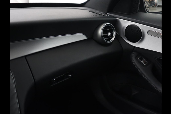 Mercedes-Benz C-Klasse 160 AMG Upgrade Edition | Trekhaak | Stoelverwarming | Night Pack | Carplay | Sfeerverlichting | Digital Cockpit | Leder/Alcantara | Navigatie | Camera | Park Assist Mercedes-Benz C-Klasse 160 AMG Upgrade Edition | Trekhaak | Stoelverwarming | Night Pack | Carplay | Sfeerverlichting | Digital Cockpit | Leder/Alcantara | Navigatie | Camera | Park Assist