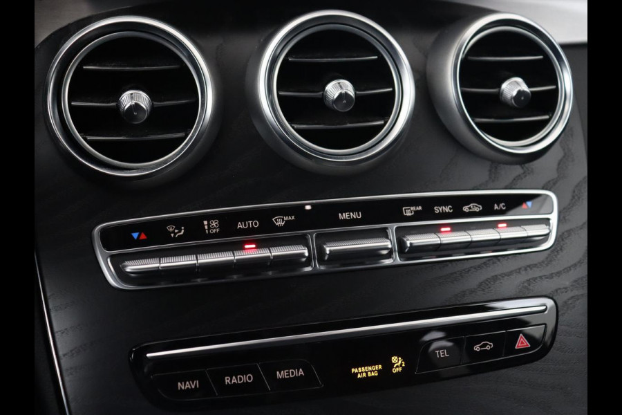 Mercedes-Benz C-Klasse 160 AMG Upgrade Edition | Trekhaak | Stoelverwarming | Night Pack | Carplay | Sfeerverlichting | Digital Cockpit | Leder/Alcantara | Navigatie | Camera | Park Assist Mercedes-Benz C-Klasse 160 AMG Upgrade Edition | Trekhaak | Stoelverwarming | Night Pack | Carplay | Sfeerverlichting | Digital Cockpit | Leder/Alcantara | Navigatie | Camera | Park Assist