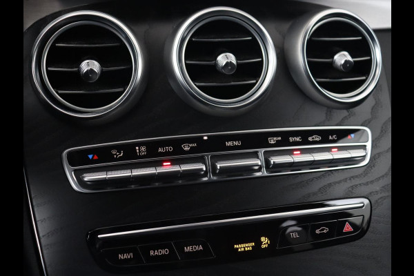 Mercedes-Benz C-Klasse 160 AMG Upgrade Edition | Trekhaak | Stoelverwarming | Night Pack | Carplay | Sfeerverlichting | Digital Cockpit | Leder/Alcantara | Navigatie | Camera | Park Assist Mercedes-Benz C-Klasse 160 AMG Upgrade Edition | Trekhaak | Stoelverwarming | Night Pack | Carplay | Sfeerverlichting | Digital Cockpit | Leder/Alcantara | Navigatie | Camera | Park Assist