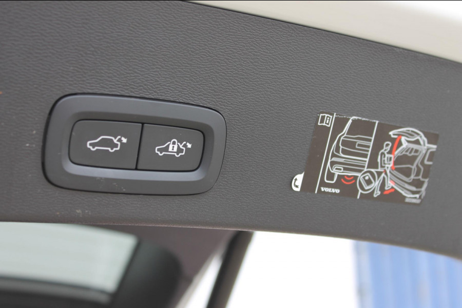 Volvo XC40 Recharge P8 AWD R-Design 20" lm velgen / Warmtepomp / Extra getint glas vanaf de B-Stijl / Google infotainment Volvo XC40 Recharge P8 AWD R-Design 20" lm velgen / Warmtepomp / Extra getint glas vanaf de B-Stijl / Google infotainment