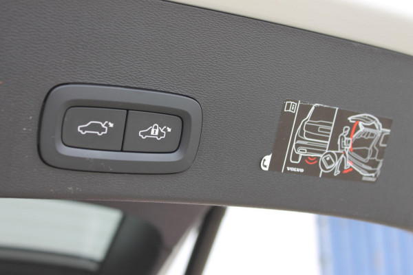 Volvo XC40 Recharge P8 AWD R-Design 20" lm velgen / Warmtepomp / Extra getint glas vanaf de B-Stijl / Google infotainment Volvo XC40 Recharge P8 AWD R-Design 20" lm velgen / Warmtepomp / Extra getint glas vanaf de B-Stijl / Google infotainment