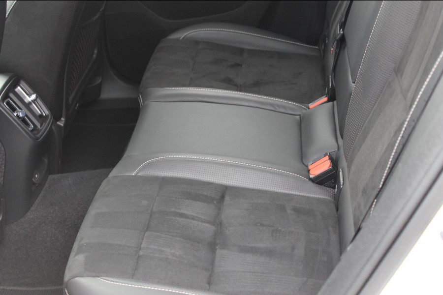 Volvo XC40 Recharge P8 AWD R-Design 20" lm velgen / Warmtepomp / Extra getint glas vanaf de B-Stijl / Google infotainment Volvo XC40 Recharge P8 AWD R-Design 20" lm velgen / Warmtepomp / Extra getint glas vanaf de B-Stijl / Google infotainment