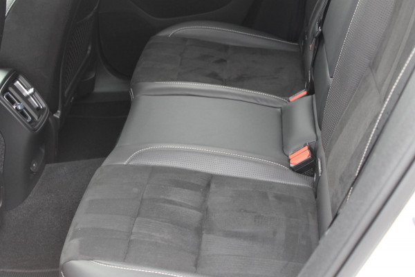 Volvo XC40 Recharge P8 AWD R-Design 20" lm velgen / Warmtepomp / Extra getint glas vanaf de B-Stijl / Google infotainment Volvo XC40 Recharge P8 AWD R-Design 20" lm velgen / Warmtepomp / Extra getint glas vanaf de B-Stijl / Google infotainment