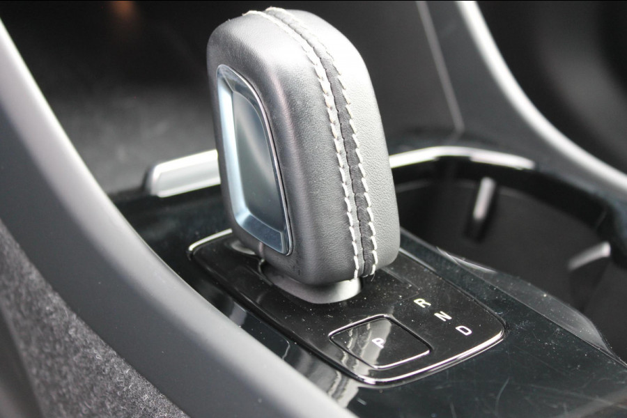 Volvo XC40 Recharge P8 AWD R-Design 20" lm velgen / Warmtepomp / Extra getint glas vanaf de B-Stijl / Google infotainment Volvo XC40 Recharge P8 AWD R-Design 20" lm velgen / Warmtepomp / Extra getint glas vanaf de B-Stijl / Google infotainment