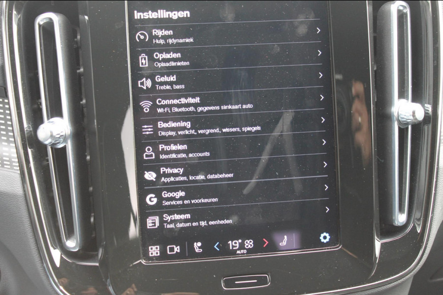 Volvo XC40 Recharge P8 AWD R-Design 20" lm velgen / Warmtepomp / Extra getint glas vanaf de B-Stijl / Google infotainment Volvo XC40 Recharge P8 AWD R-Design 20" lm velgen / Warmtepomp / Extra getint glas vanaf de B-Stijl / Google infotainment