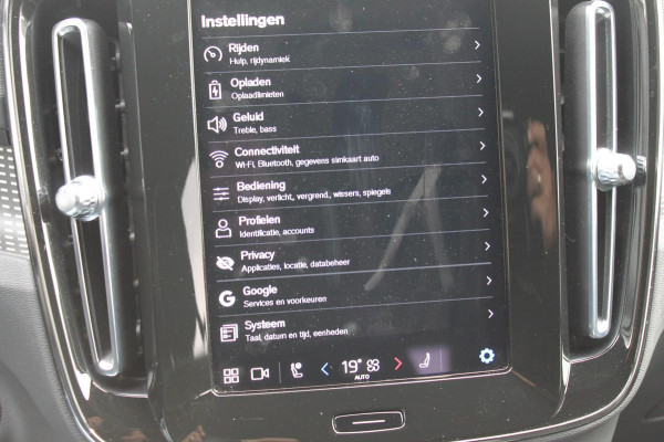 Volvo XC40 Recharge P8 AWD R-Design 20" lm velgen / Warmtepomp / Extra getint glas vanaf de B-Stijl / Google infotainment Volvo XC40 Recharge P8 AWD R-Design 20" lm velgen / Warmtepomp / Extra getint glas vanaf de B-Stijl / Google infotainment