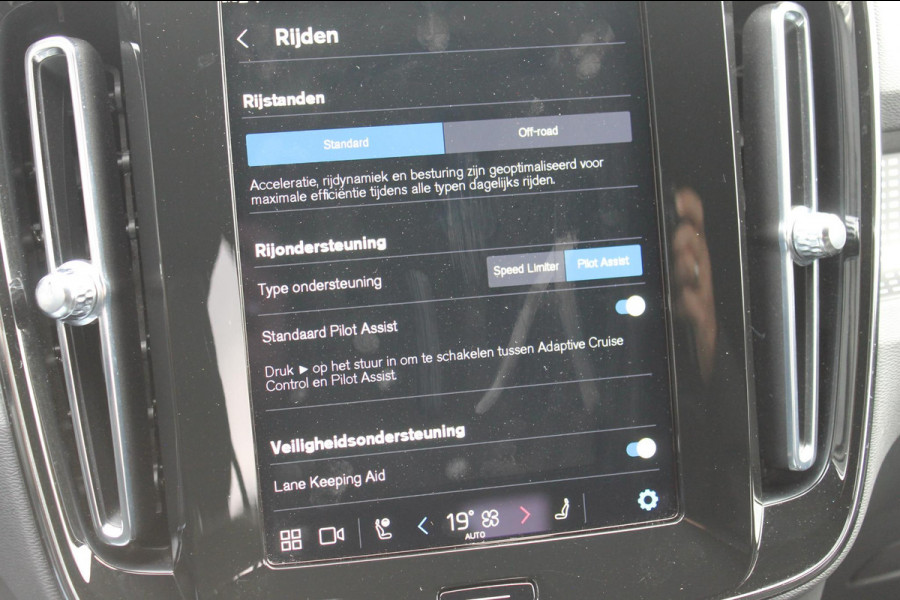 Volvo XC40 Recharge P8 AWD R-Design 20" lm velgen / Warmtepomp / Extra getint glas vanaf de B-Stijl / Google infotainment Volvo XC40 Recharge P8 AWD R-Design 20" lm velgen / Warmtepomp / Extra getint glas vanaf de B-Stijl / Google infotainment